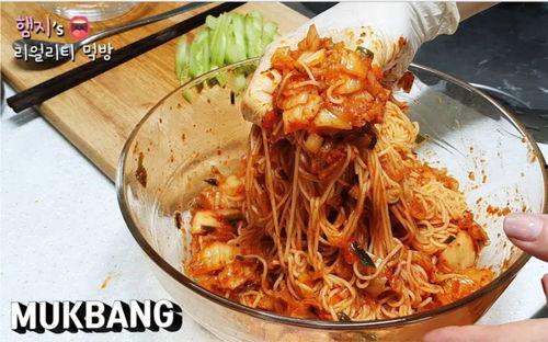 爆料韩国火鸡面的视频,网红美食背后的真相与魅力